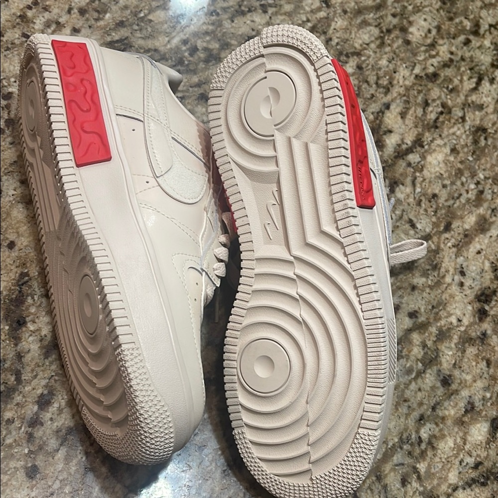 New Nike Women’s Air Force 1 Shadow Sneakers Beige with Pink Accent - Picture 3 of 5